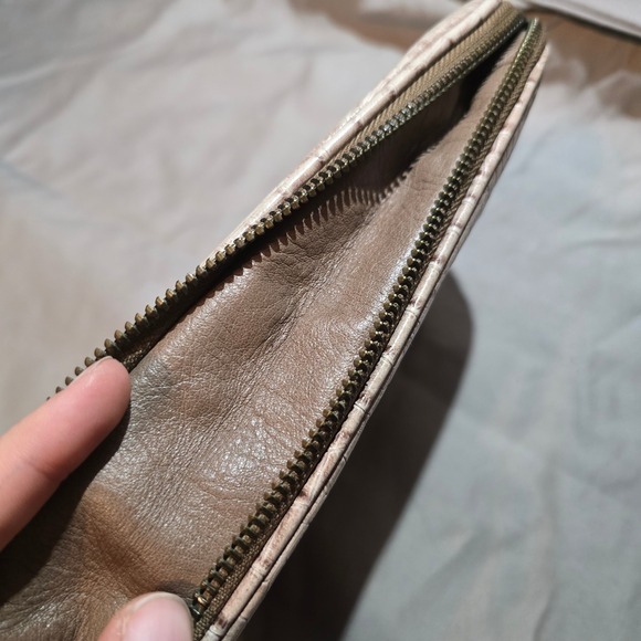 Banana Republic Croc Embossed Wristlet Clutch Purse Beige Gold Tone Zip Pouch